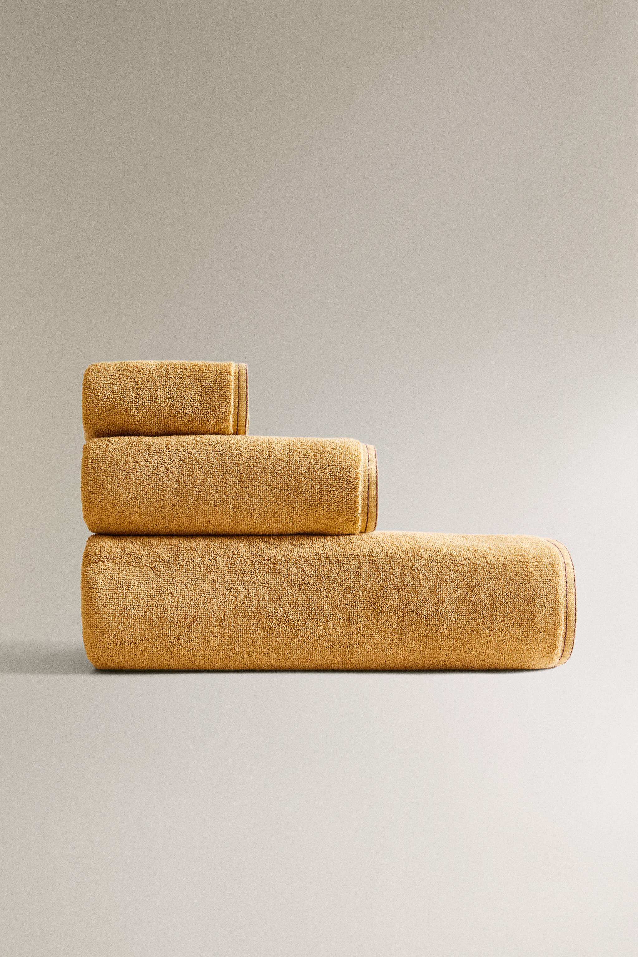 BATH TOWEL WITH DOUBLE TOPSTITCHING